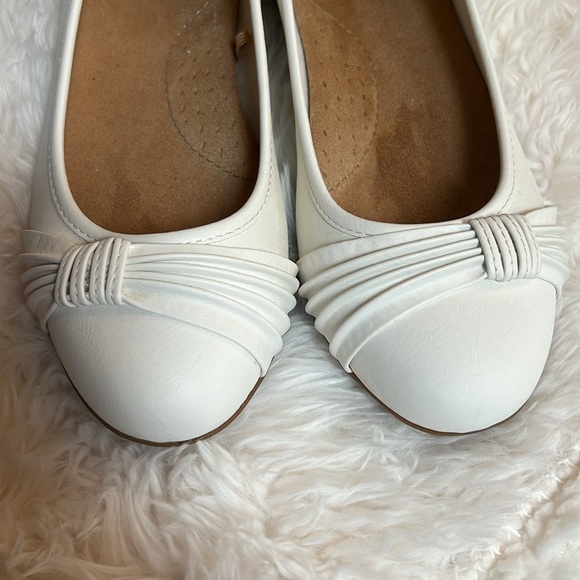 Croft and Borrow Ortholite women’s white flat size 8.5. NWOT - Picture 2 of 6